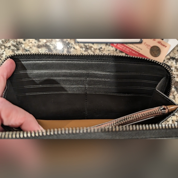 COACH - Accordion Wallet 🖤 - Picture 8 of 9